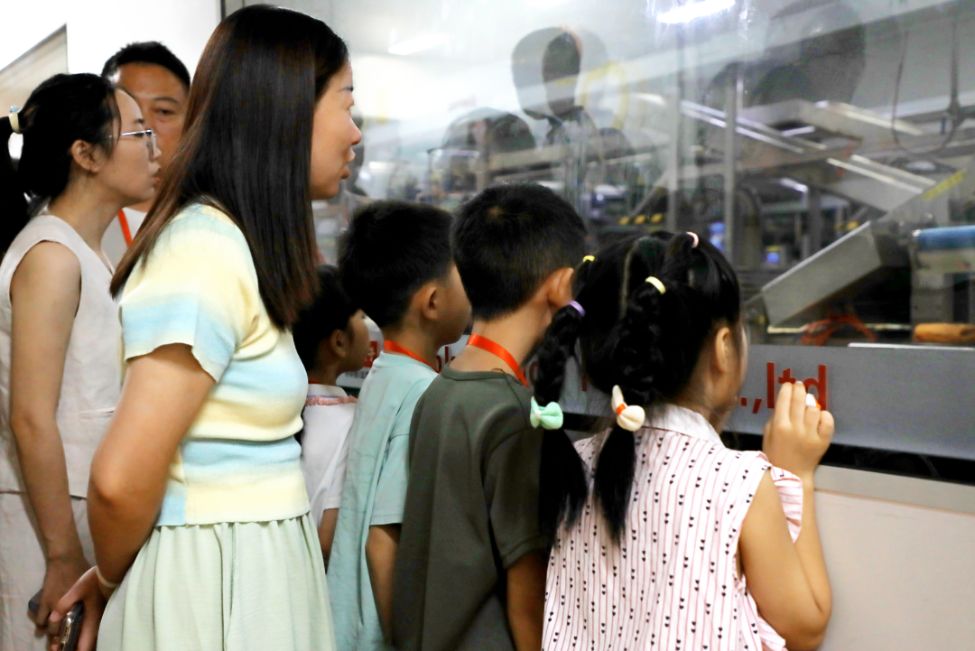 萌娃探班！2025鹽津鋪子員工家人開放日活動正式舉行